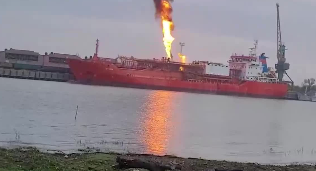 Росія атакувала цивільні судна в українських портах: є поранений